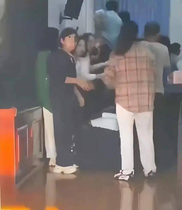 家长们跪成一排<strong></p>
<p>币安交易所官网</strong>，学生蒙眼从背上踩过？教育局回应河南一中学举办活动引热议：正调查处理