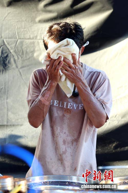 江西景德镇“鸡排哥”的中秋节：摊位成景 坚守为客