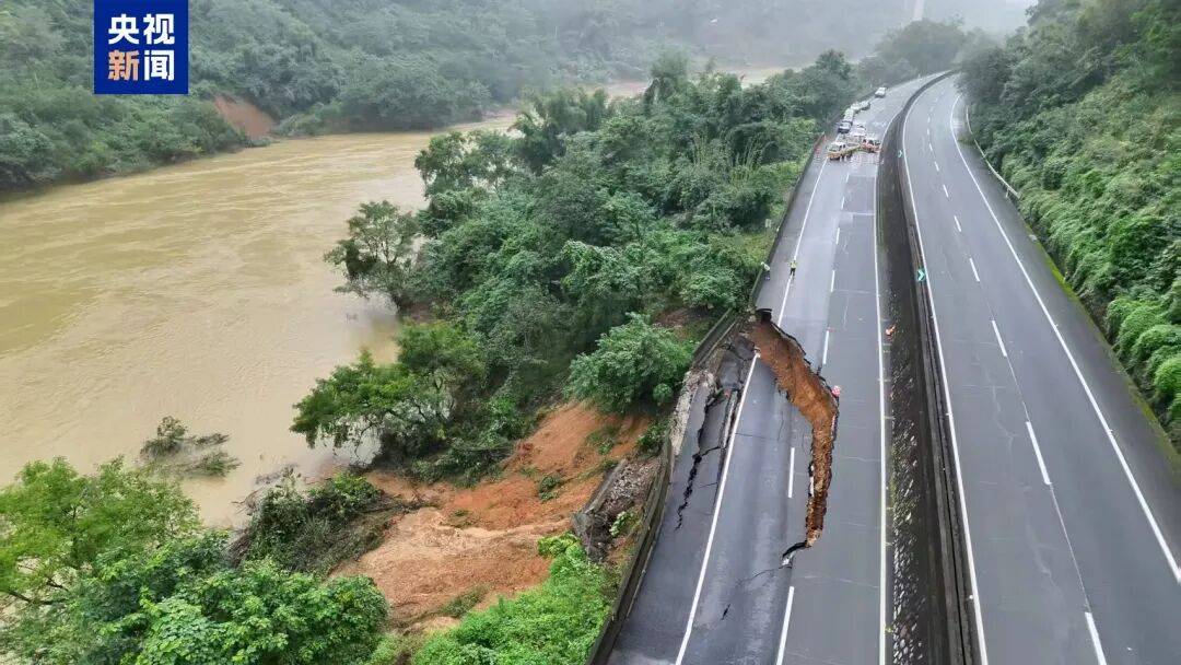 广西百色一高速公路开裂下沉!裂缝长约30米<strong></p>
<p>币安链</strong>,塌陷处最深超2米