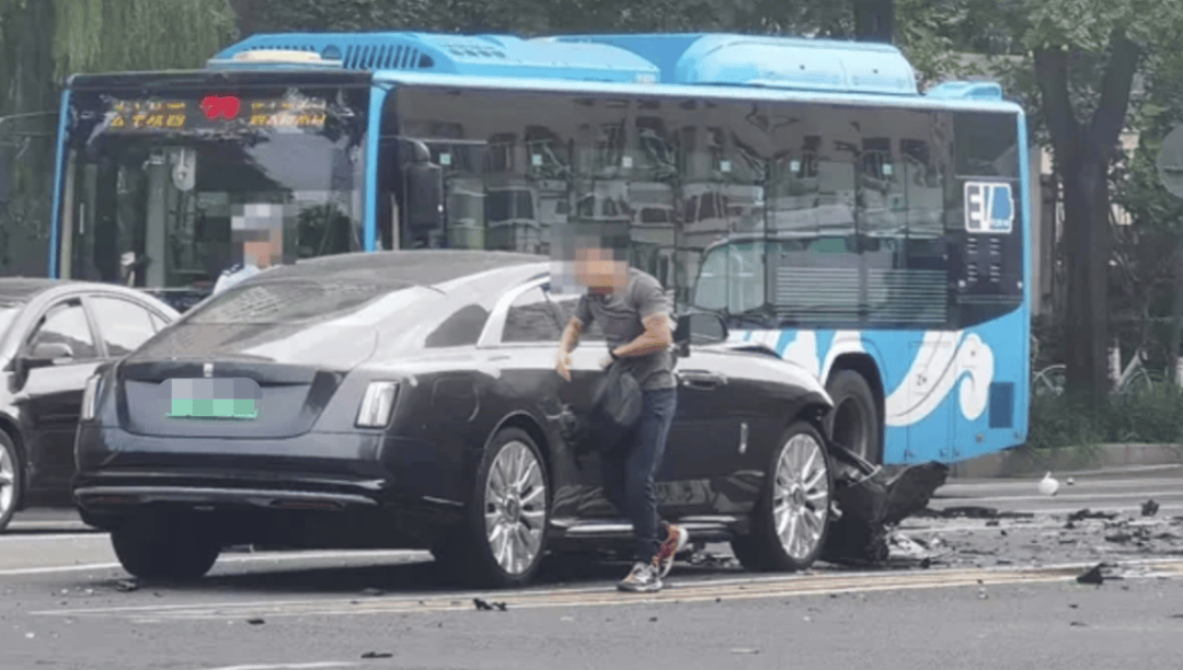 “劳斯莱斯逆行车祸”事件白车家属发声：“丈夫多处骨折！往后日子不知道怎么过”<strong></p>
<p>币安链</strong>，陈震深夜再道歉，并回应“我方律师会全力配合”