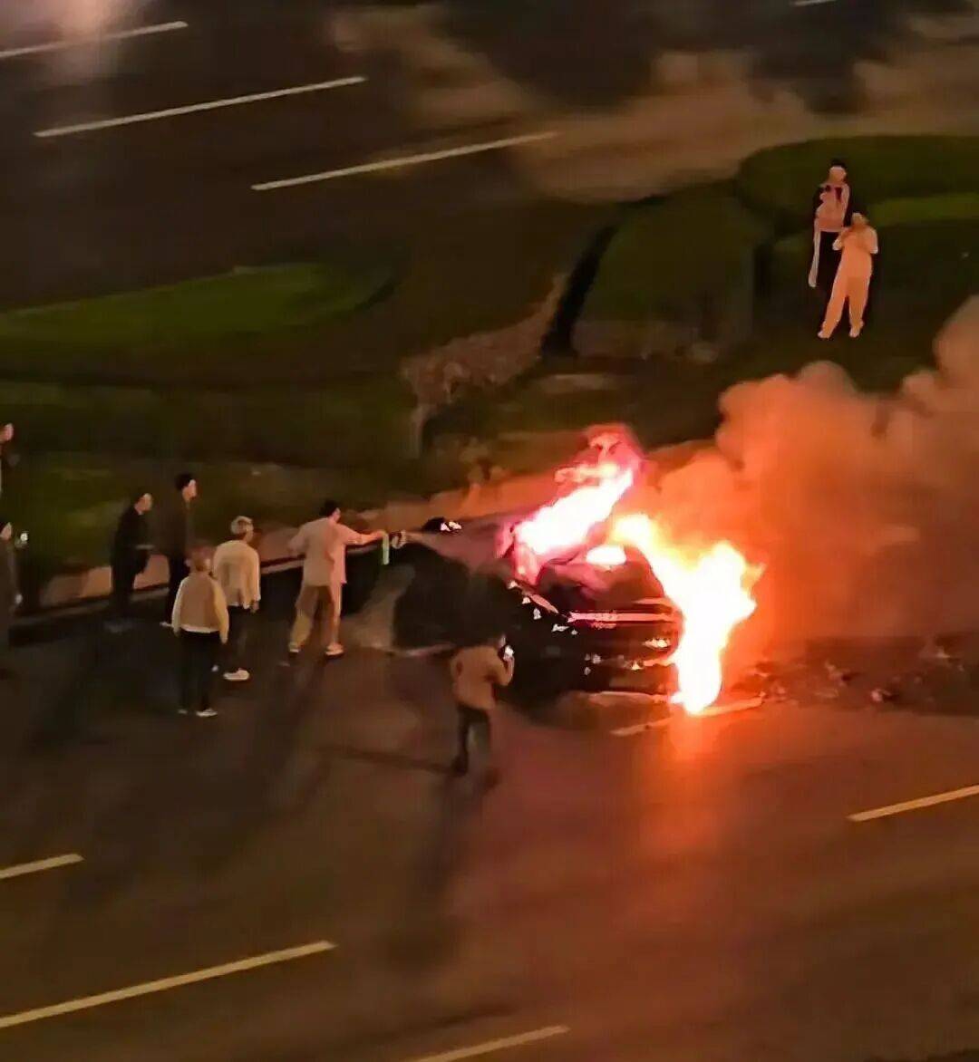 一辆SU7碰撞后爆燃<strong></p>
<p>币安官网入口</strong>，多人救援未果！小米股价重挫近8%！