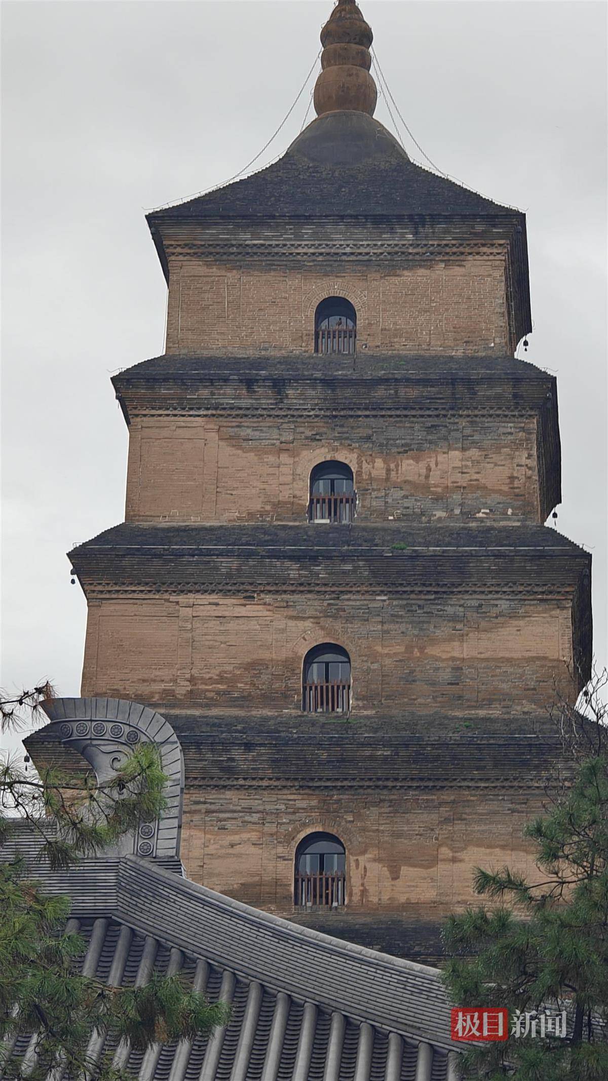 西安连续一个多月降雨遍地长蘑菇<strong></p>
<p>币安官网入口</strong>，大雁塔受潮，城墙布满青苔，气象局解释成因