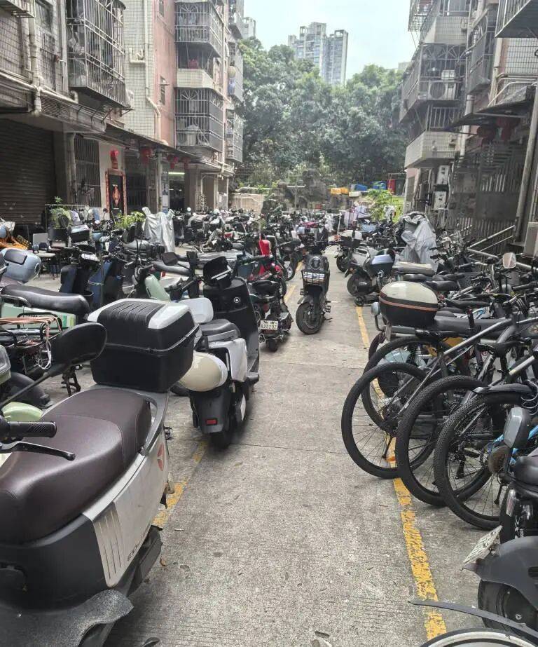 深圳一小区电动车管理引担忧<strong></p>
<p>安币网官网</strong>，部门责令整改后，记者实探