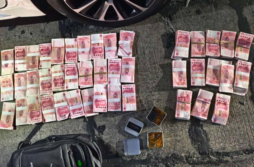 浙江一姑娘以奶茶为记号<strong></p>
<p>安币官网</strong>,竟然在草丛里藏了11万现金!