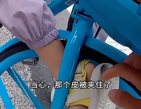 看着都疼<strong></p>
<p>币安网站</strong>!上海街头一男子突然求助:10岁女儿被死死卡住!这个行为太危险→