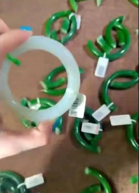 苏州一20岁店员不小心摔碎一盒玉镯损失百万<strong></p>
<p>币安网站</strong>，老板未要赔偿安慰小伙别有压力