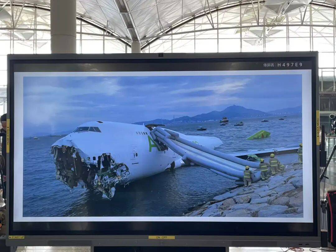 机身断成两截<strong></p>
<p>币安智能链</strong>,2名遇难者在海下约7米处被找到,巡逻车在飞机跑道外被撞进海里,香港机场飞机坠海事故更多细节披露