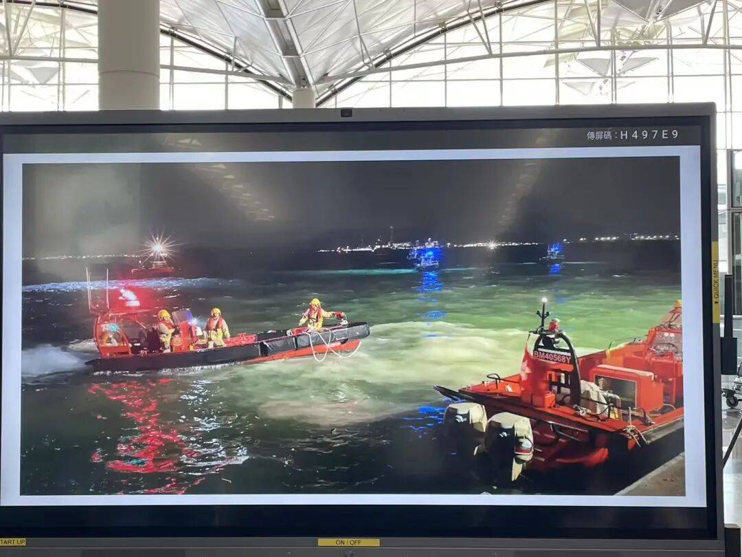 机身断成两截<strong></p>
<p>币安智能链</strong>,2名遇难者在海下约7米处被找到,巡逻车在飞机跑道外被撞进海里,香港机场飞机坠海事故更多细节披露