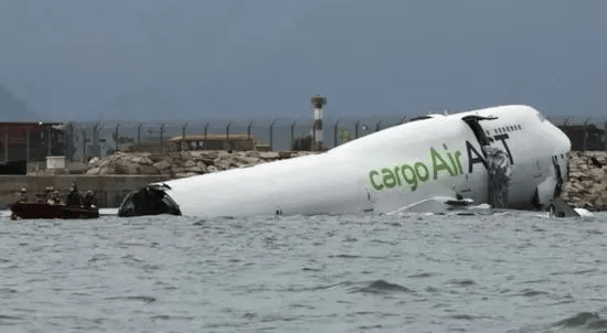 机身断成两截<strong></p>
<p>币安智能链</strong>,2名遇难者在海下约7米处被找到,巡逻车在飞机跑道外被撞进海里,香港机场飞机坠海事故更多细节披露