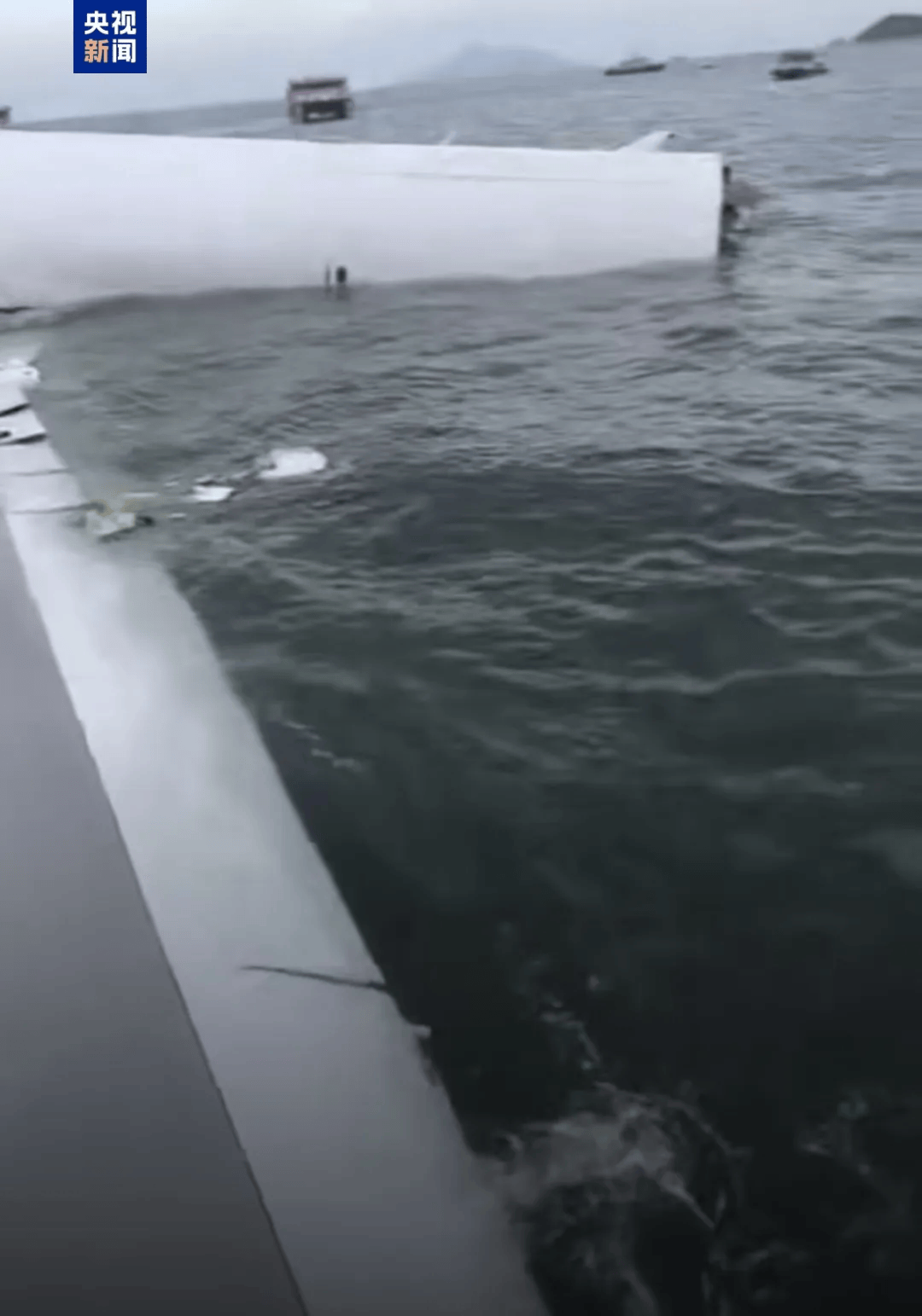 机身断成两截<strong></p>
<p>币安智能链</strong>,2名遇难者在海下约7米处被找到,巡逻车在飞机跑道外被撞进海里,香港机场飞机坠海事故更多细节披露