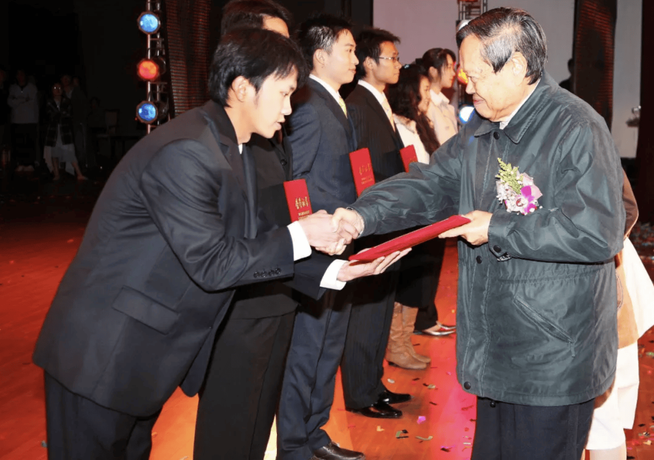 杨振宁为什么连续32年担任东莞理工学院名誉校长<strong></p>
<p>币安智能链</strong>？