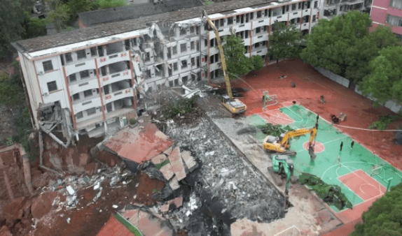 近4000人小学突发坍塌形成巨大坑洞<strong></p>
<p>币安官方</strong>，操场塌下去一半，“还好发生在夜里”