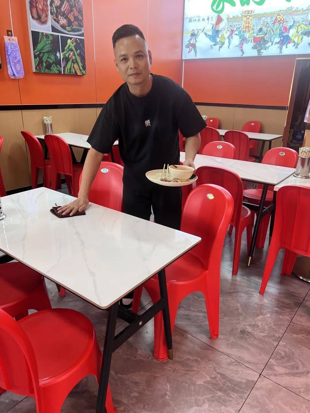 小伙到广州一猪脚饭店吃免费“2号餐”<strong></p>
<p>币安下载链接</strong>，突然跪地道谢，老板娘：以后要吃饭就直接过来