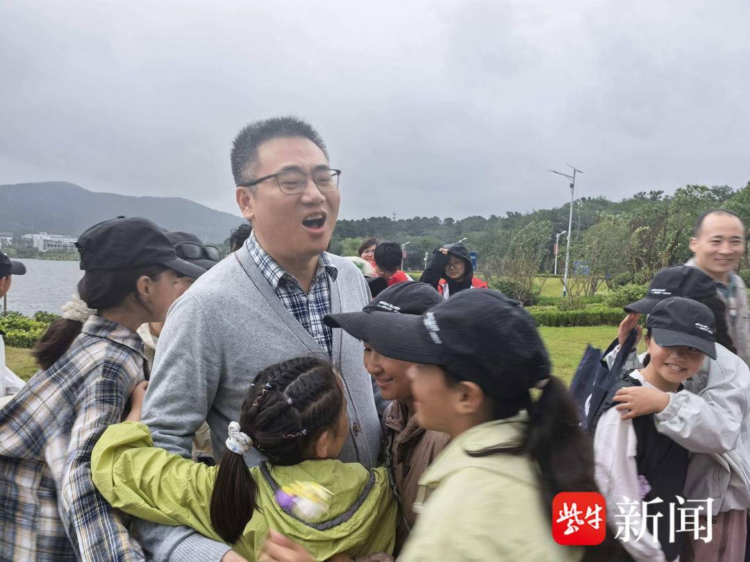 “叔叔是江苏的<strong></p>
<p>币安下载链接</strong>，将来一定带你们去看看！”镇江警官不忘承诺，四次组织近百名藏区学子来苏研学