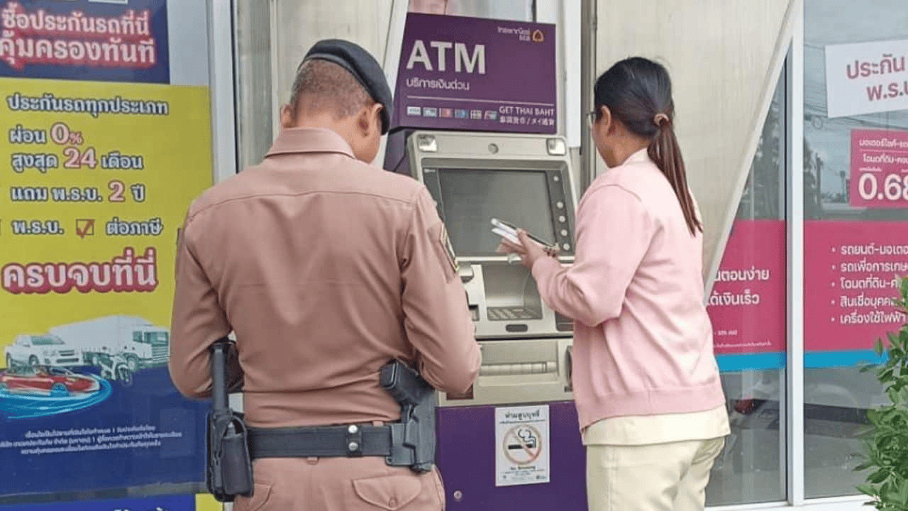 泰国女子在ATM机取钱，取款口突然窜出一条蛇