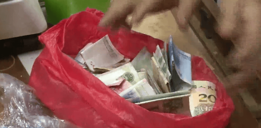 广东一男子两三年持续往批发店无故扔钱<strong></p>
<p>币安合约</strong>，店主：每次他都不承认，还钱还把钱送回来