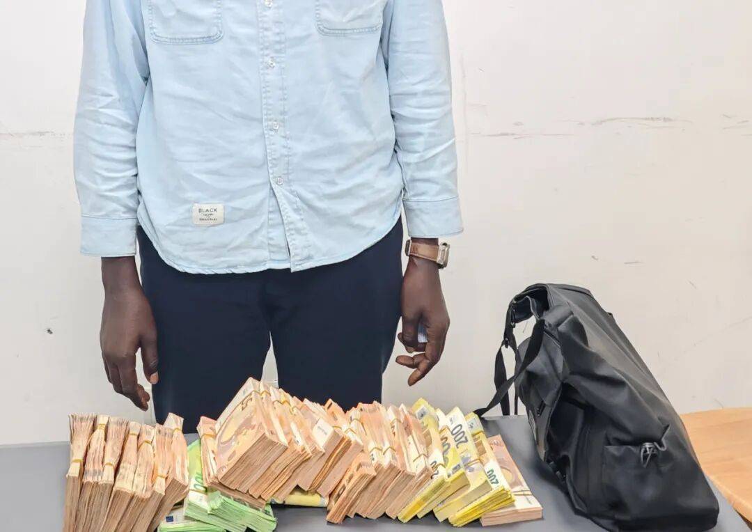 成捆的欧元现金就放在背包里装着<strong></p>
<p>pancakeswap</strong>,折合人民币超186万元,旅客入境时被广州海关查获