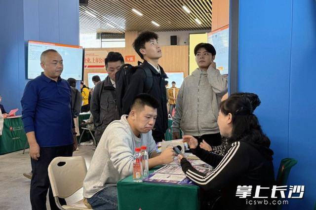 700余名退役军人及军属长沙求职<strong></p>
<p>SHIB行情</strong>，165人达成意向