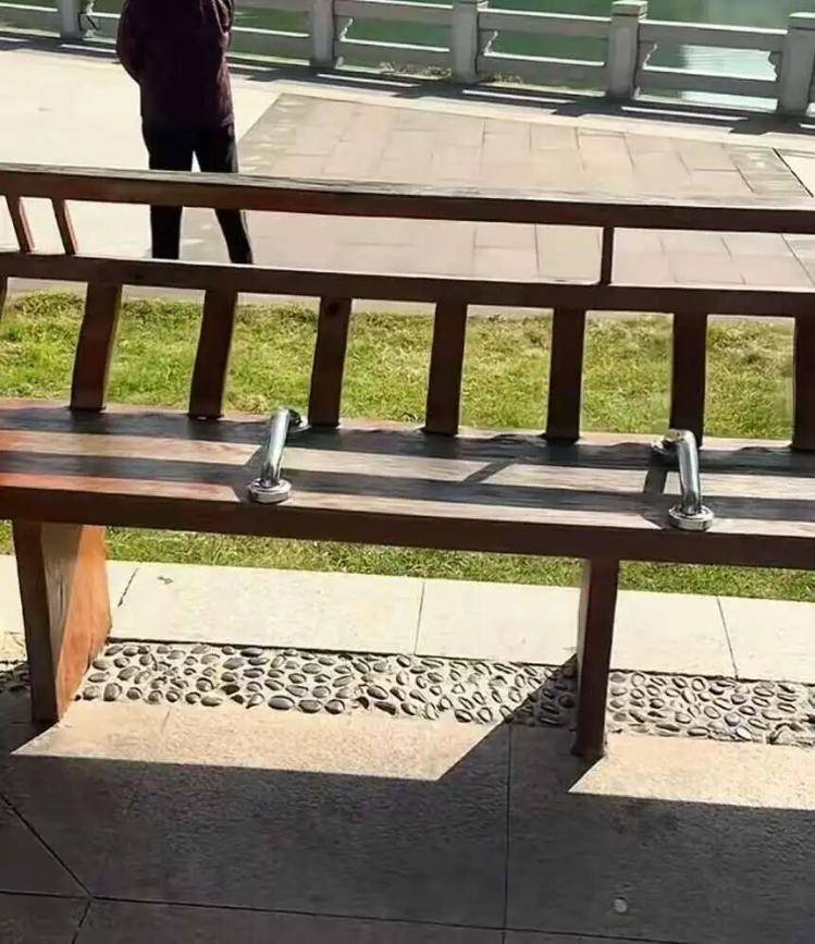 未装时有人不文明躺卧<strong></p>
<p>SHIB行情</strong>，装上后被质疑不友好，东莞回应“公园座椅防躺卧装置装了又拆”