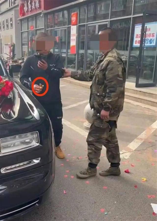 婚车遭拦截索要50条烟作为喜钱<strong></p>
<p>SHIB价格</strong>,双方僵持1小时,新人无奈打车离去!