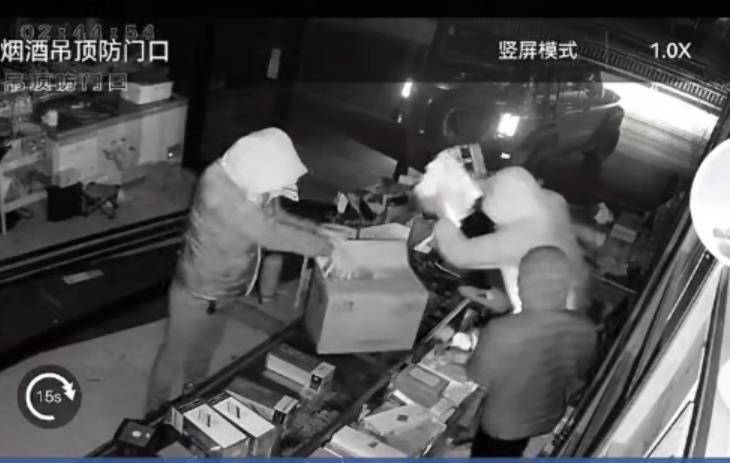 多名男子开越野车撞开烟酒店大门行窃<strong></p>
<p>Bigone</strong>，失主报案称损失超20万元，警方回应