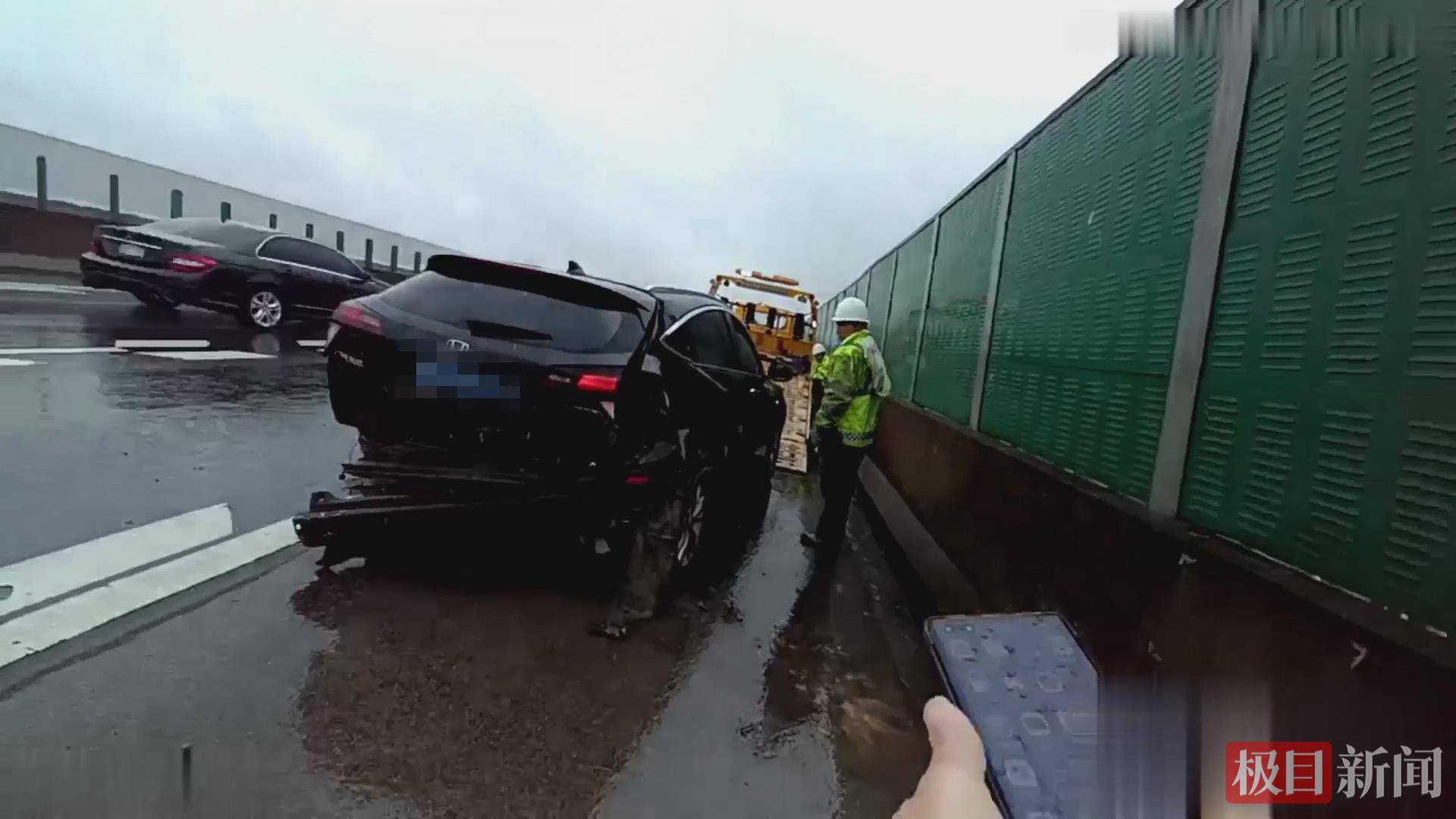 雨天路滑失控<strong></p>
<p>欧易OKEX官网</strong>，阳新一车主遭遇高速惊魂