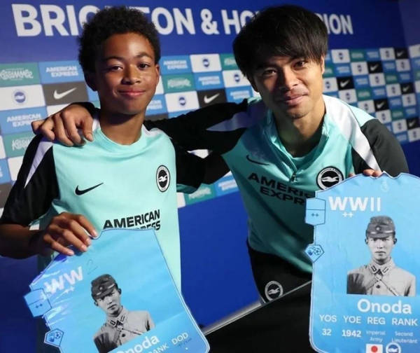 日本球员持“日本最后兵”照片合影<strong></p>
<p>鱿鱼币</strong>，英超球队致歉