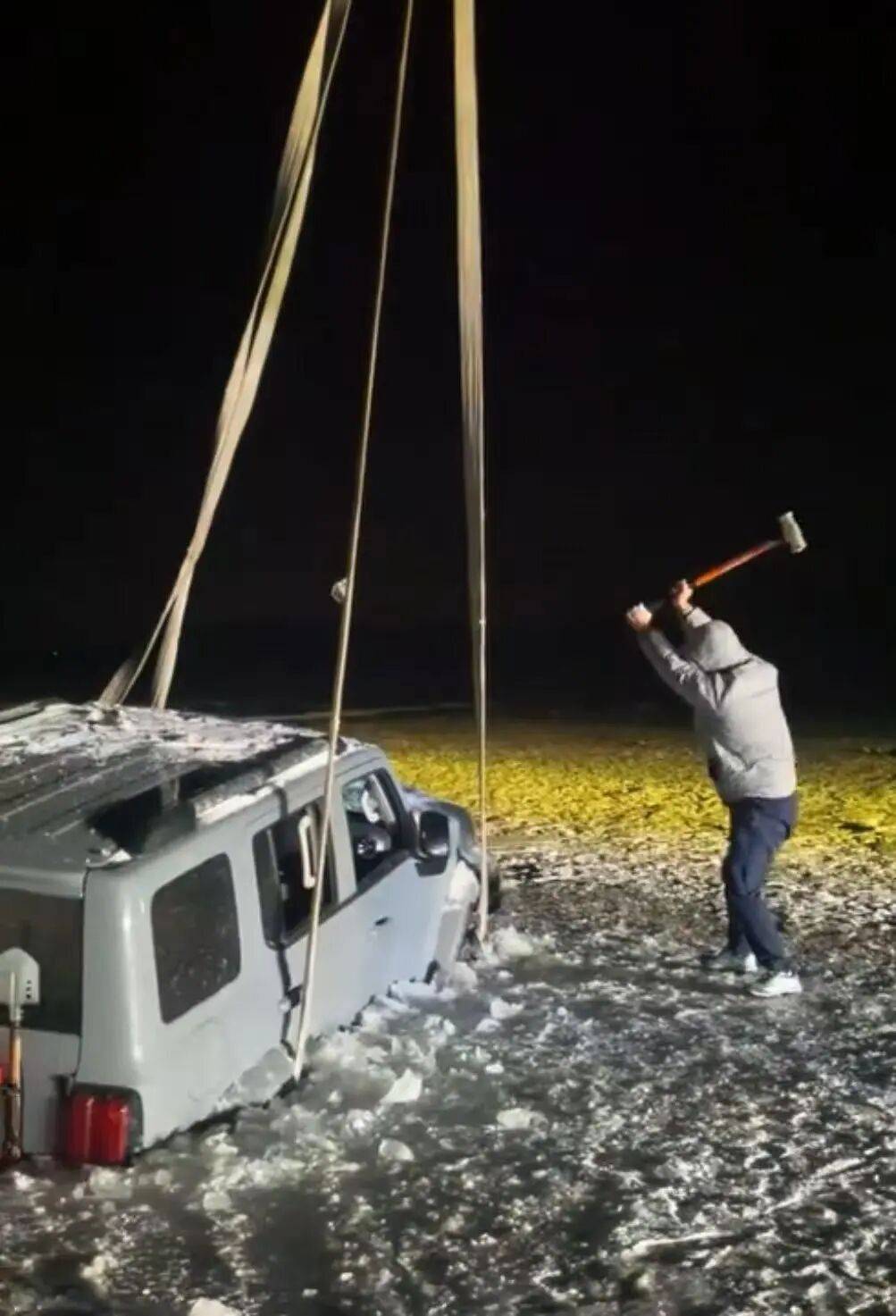 河北一越野车在水库冰面练漂移<strong></p>
<p>ZB.COM</strong>,冰层突然破裂,车轮落水被冻6小时,找来吊车深夜将车吊出