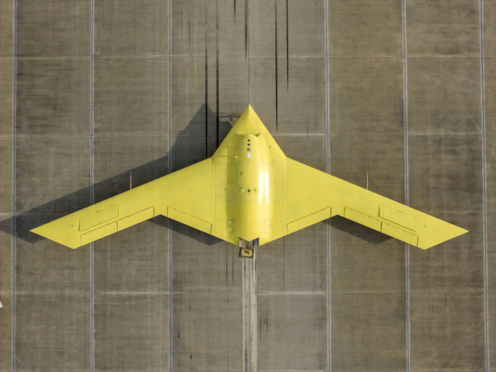 多张高清大图<strong></p>
<p>ZB.COM</strong>!新型高空高速长航时无人机彩虹-7近日成功首飞