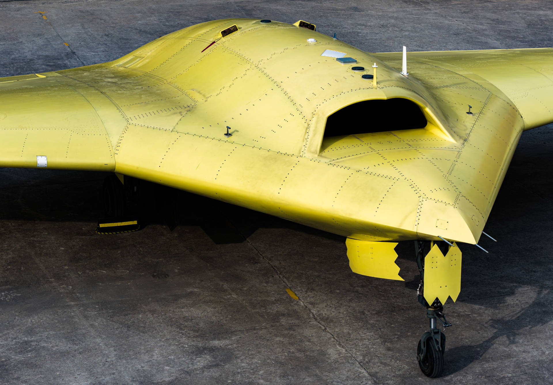 多张高清大图<strong></p>
<p>ZB.COM</strong>!新型高空高速长航时无人机彩虹-7近日成功首飞