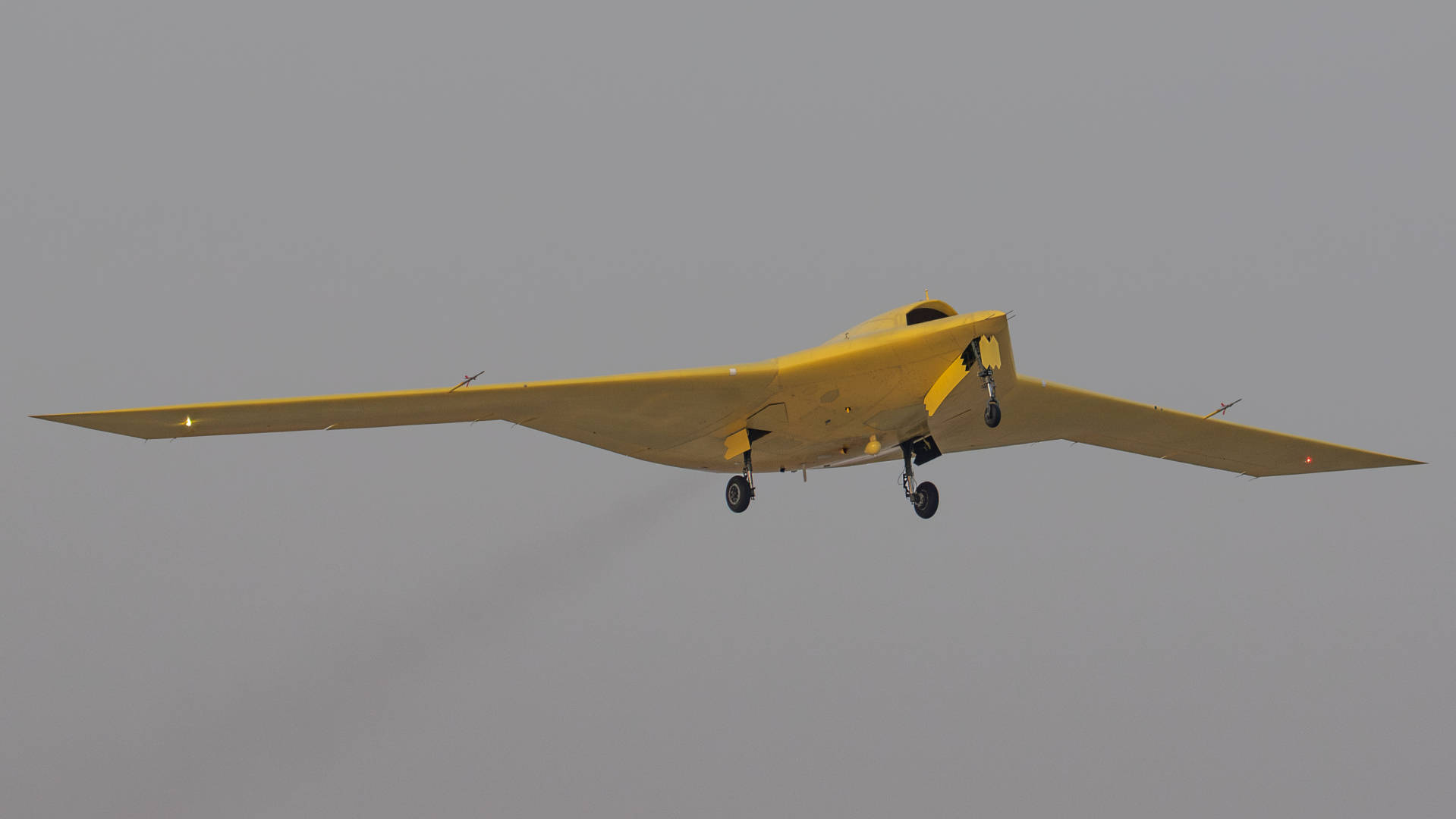 多张高清大图<strong></p>
<p>ZB.COM</strong>!新型高空高速长航时无人机彩虹-7近日成功首飞