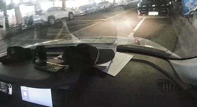 机智！快递在家门口被偷<strong></p>
<p>ZB.COM</strong>，她用一招抓到了人还拿回了东西