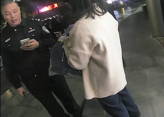 机智！快递在家门口被偷<strong></p>
<p>ZB.COM</strong>，她用一招抓到了人还拿回了东西