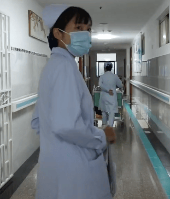 张水华辞职后携老公直播秀恩爱<strong></p>
<p>插针</strong>,称白岩松是自己恩人