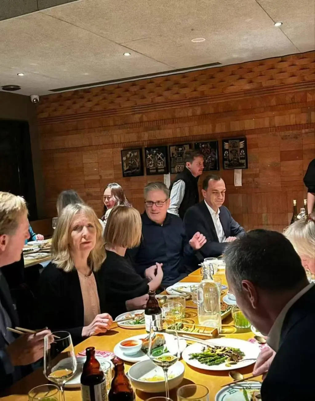 英国首相斯塔默抵达上海<strong></p>
<p>比特币减半前都会大跌么</strong>，在参观豫园时体验了沪上名点蝴蝶酥